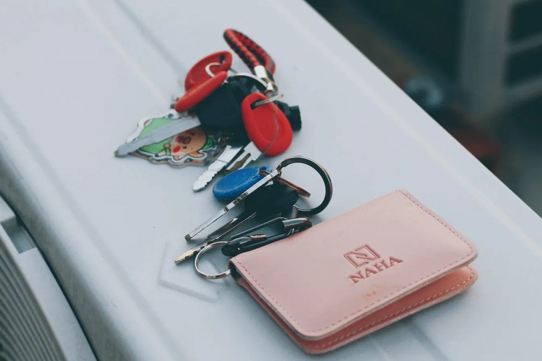 The 2026 Bluetooth Tracker Buyer's Guide for Men: Why the Network Matters More Than the UWB Chip